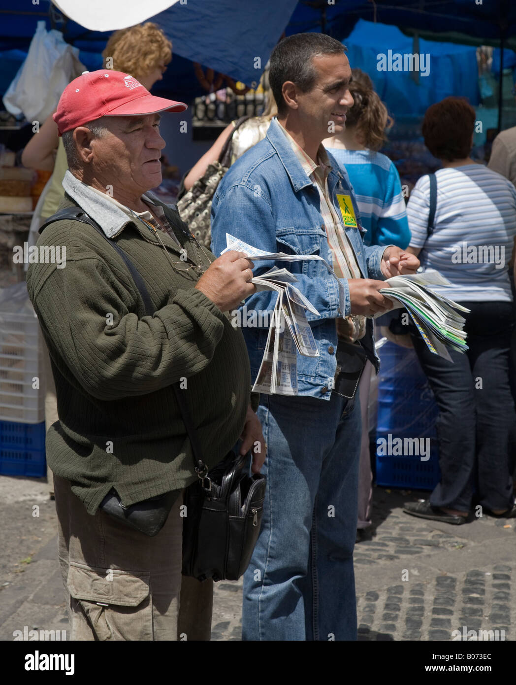 Deux hommes vente de billets de loterie au marché de dimanche Teror 'Gran Canaria' 'Canaries Espagne Banque D'Images