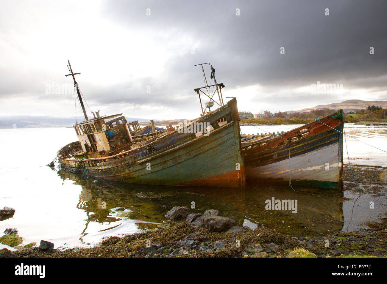 Deux vieux bateaux de pêche en bois sur la plage de Salen, île de Mull, Argyll, Écosse, Royaume-Uni, Ont été détruits et Abandonnés Banque D'Images
