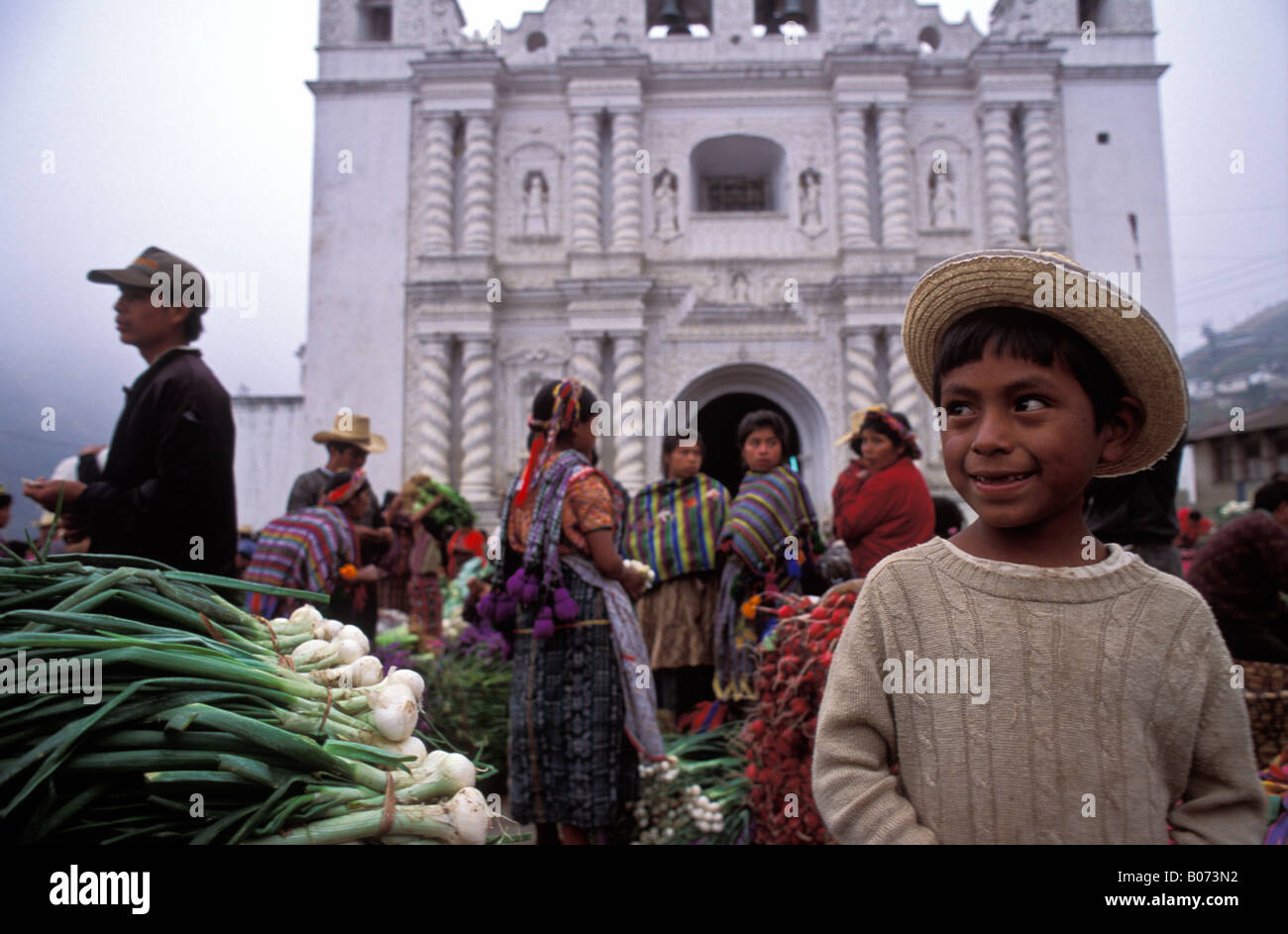 Garçon maya avec chapeau en face de la ville de highland Zunil marché Guatemala Banque D'Images