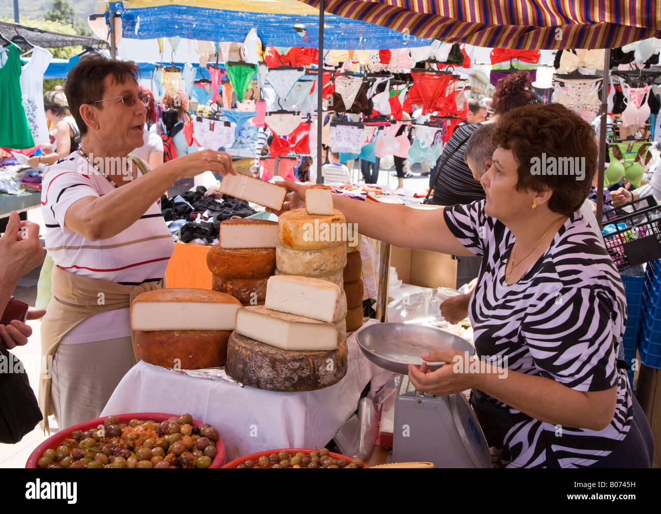 Femme en vente sur le marché du dimanche de fromage local Teror 'Gran Canaria' 'Canaries Espagne Banque D'Images