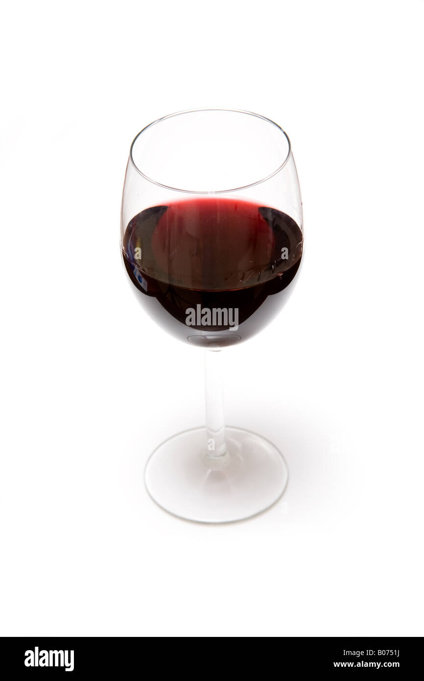 Verre de vin rouge isolé sur fond blanc un studio. Banque D'Images