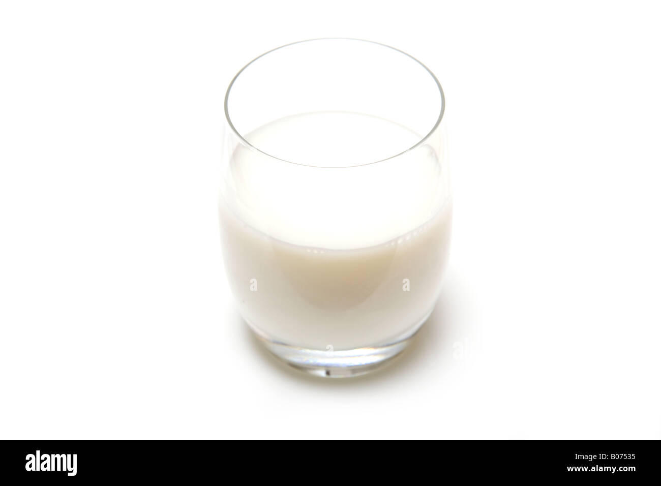 Verre de lait isolated on a white background studio. Banque D'Images