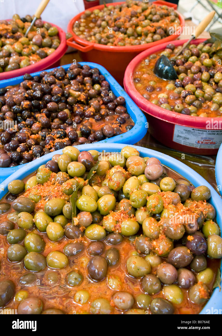 Olives en vente au marché de dimanche Teror 'Gran Canaria' 'Canaries Espagne Banque D'Images