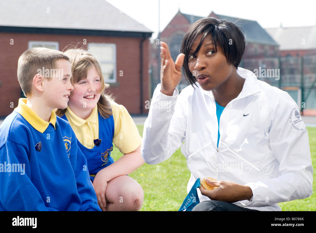 Médaillé d'or olympique Denise Lewis OBE visiter une école à Blackpool, Royaume-Uni Banque D'Images