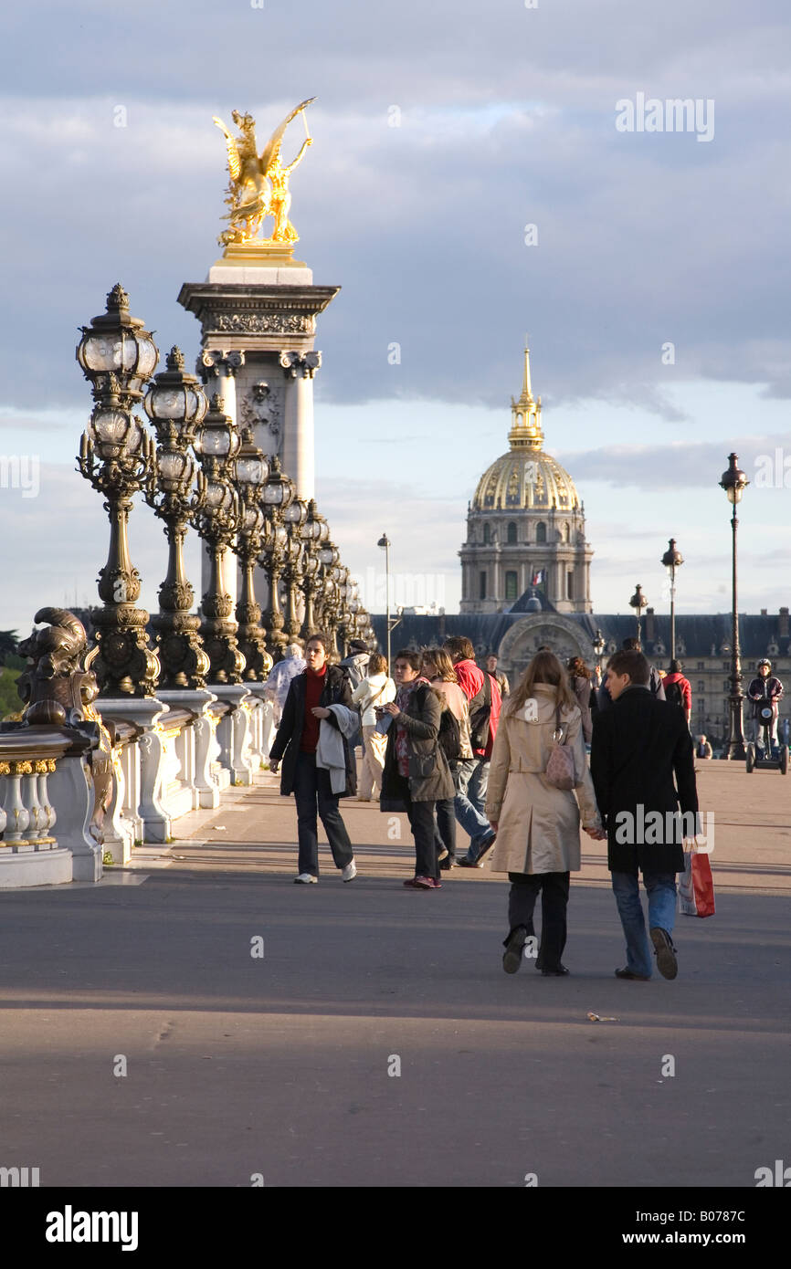 Pont Alexandre III pont avec l'Hôtel des Invalides dans l'arrière-plan Paris, France Banque D'Images
