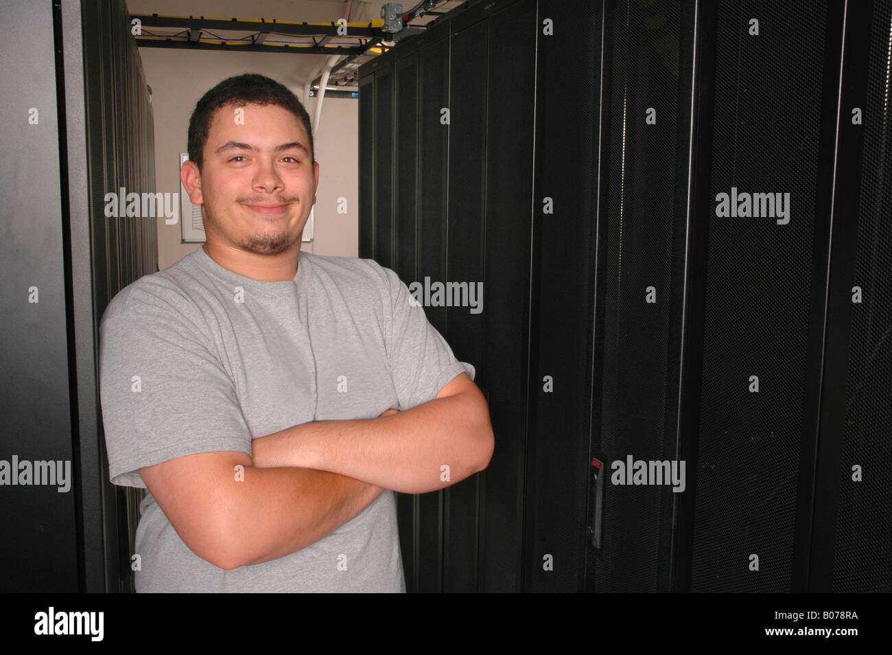 Technicien hispanique dans un computer server room Banque D'Images