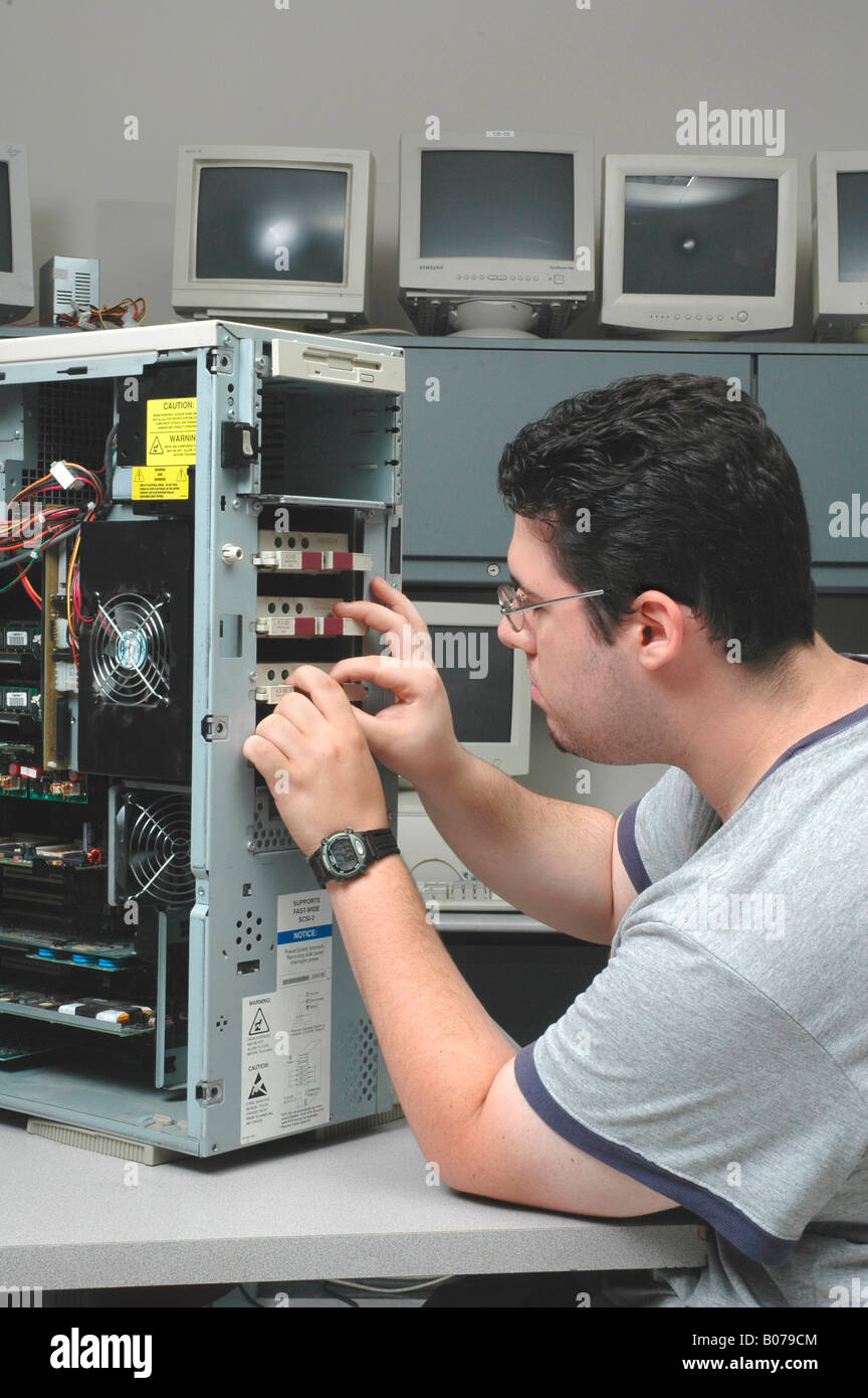 L'insertion de technicien de circuit imprimé dans un ordinateur serveur dans le cadre de la mise à niveau et entretien Banque D'Images