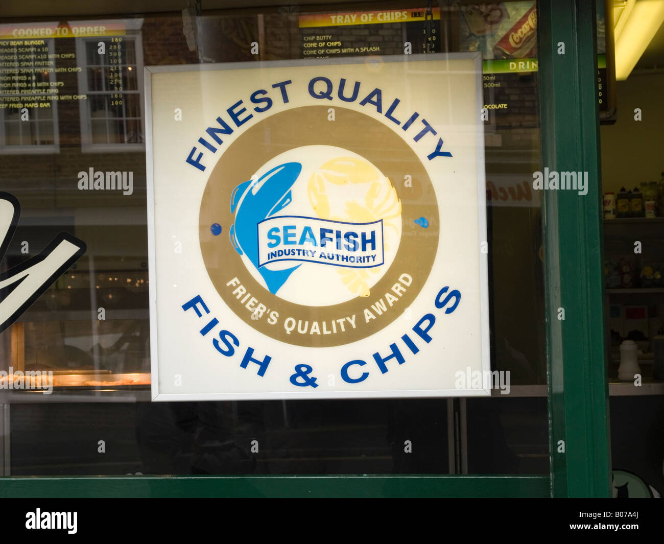 Avis dans la fenêtre d'une boutique à Whitby plus haute qualité, les Fish and Chips Seafish Industry Authority Friers Quality Award Banque D'Images