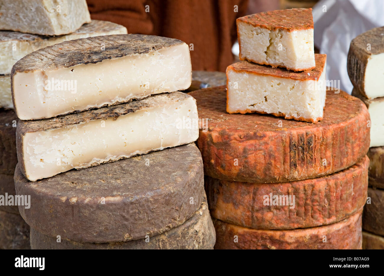 Hand made des fromages locaux Flor de Guia fabriqués à partir de lait de chèvre et brebis vendus au marché de dimanche Teror' 'Gran Canaria Espagne Banque D'Images