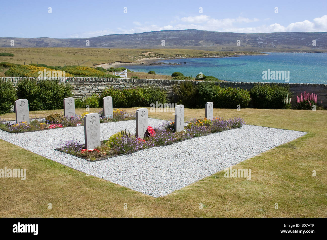 Pierres tombales dans le cimetière de guerre britannique à San Carlos, Îles Falkland donnant sur l'eau de San Carlos Banque D'Images