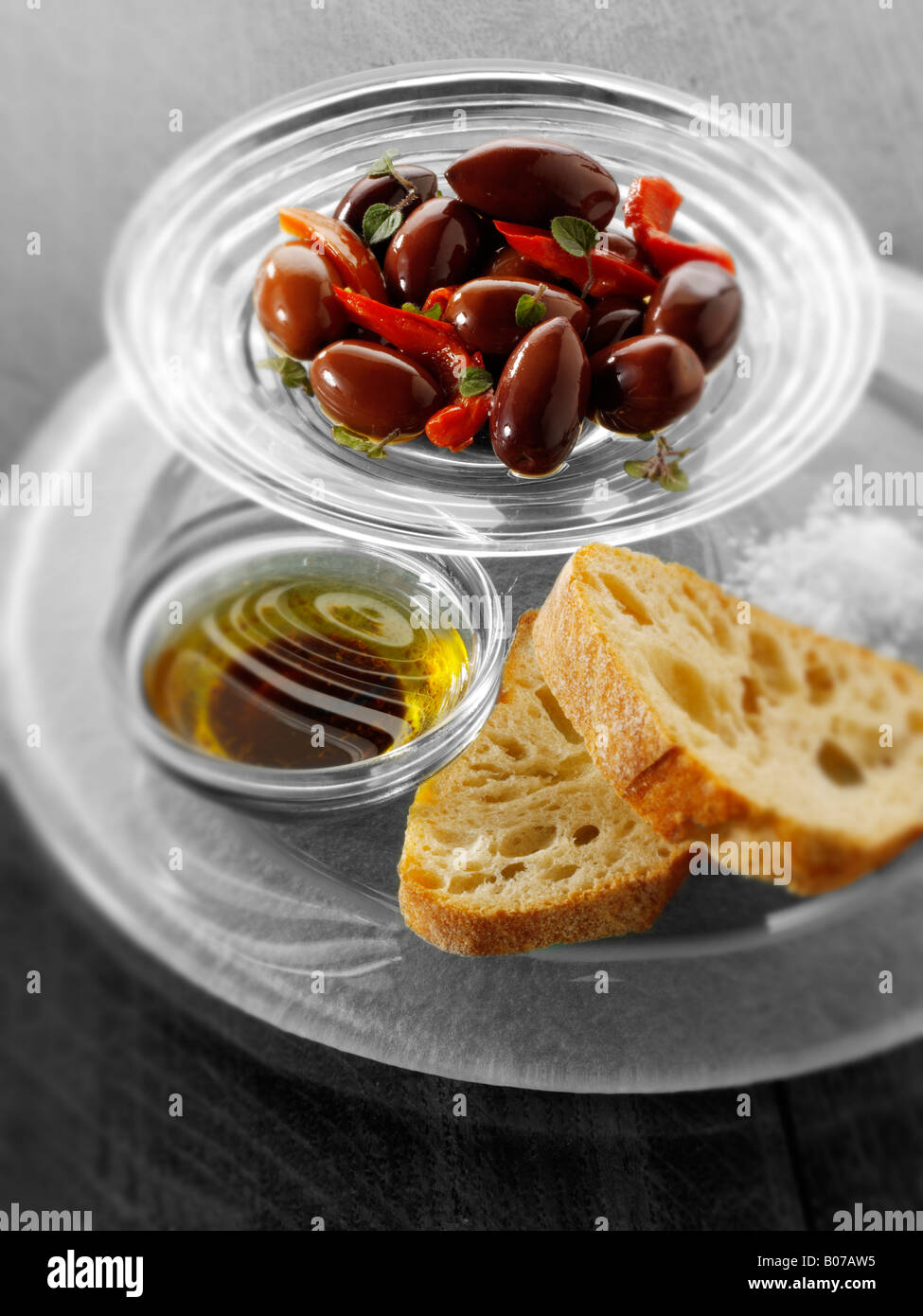 Olives noires, du pain et de l'huile d'olive sauce Banque D'Images