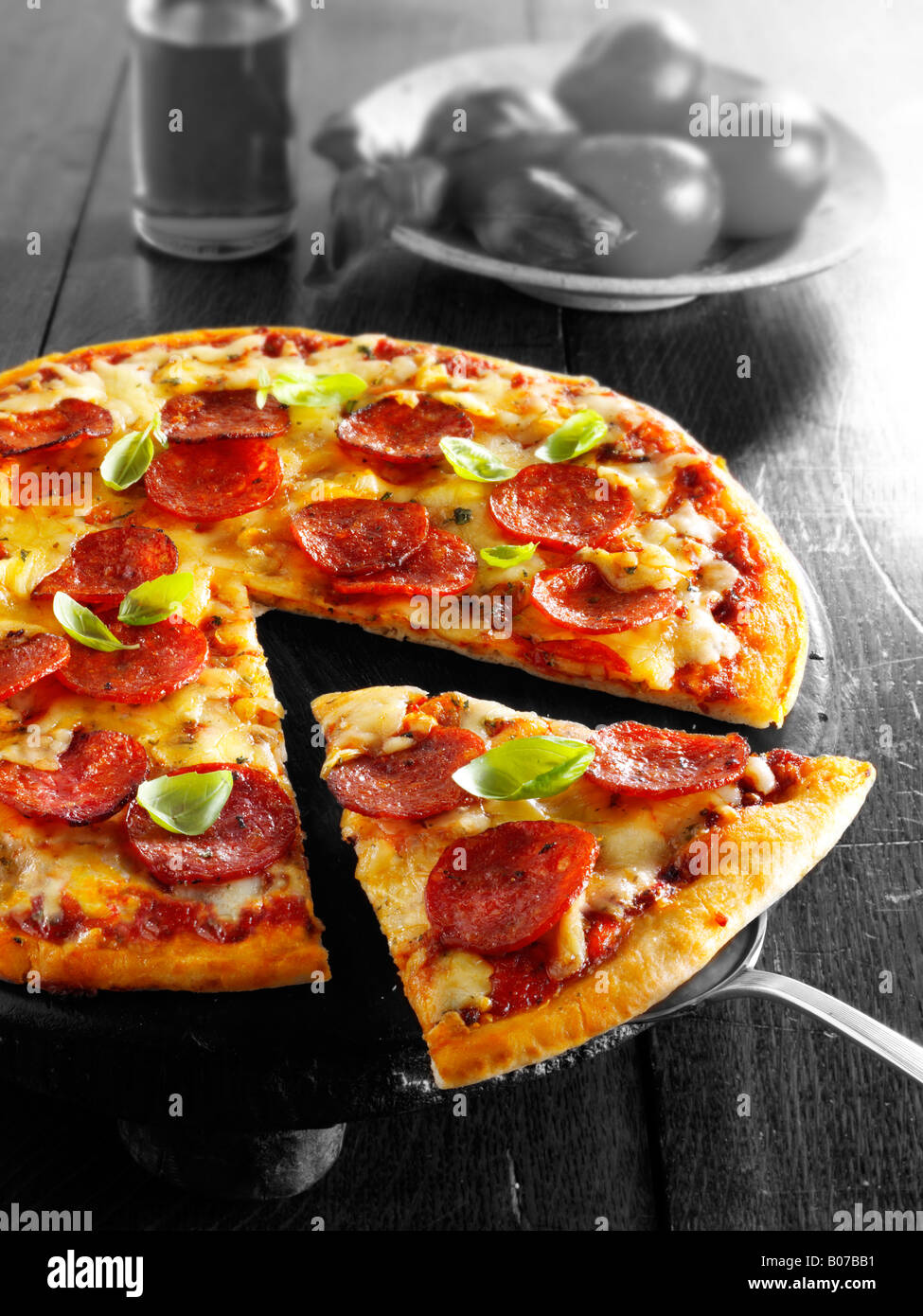 Pepperoni pizza à croûte mince Banque D'Images