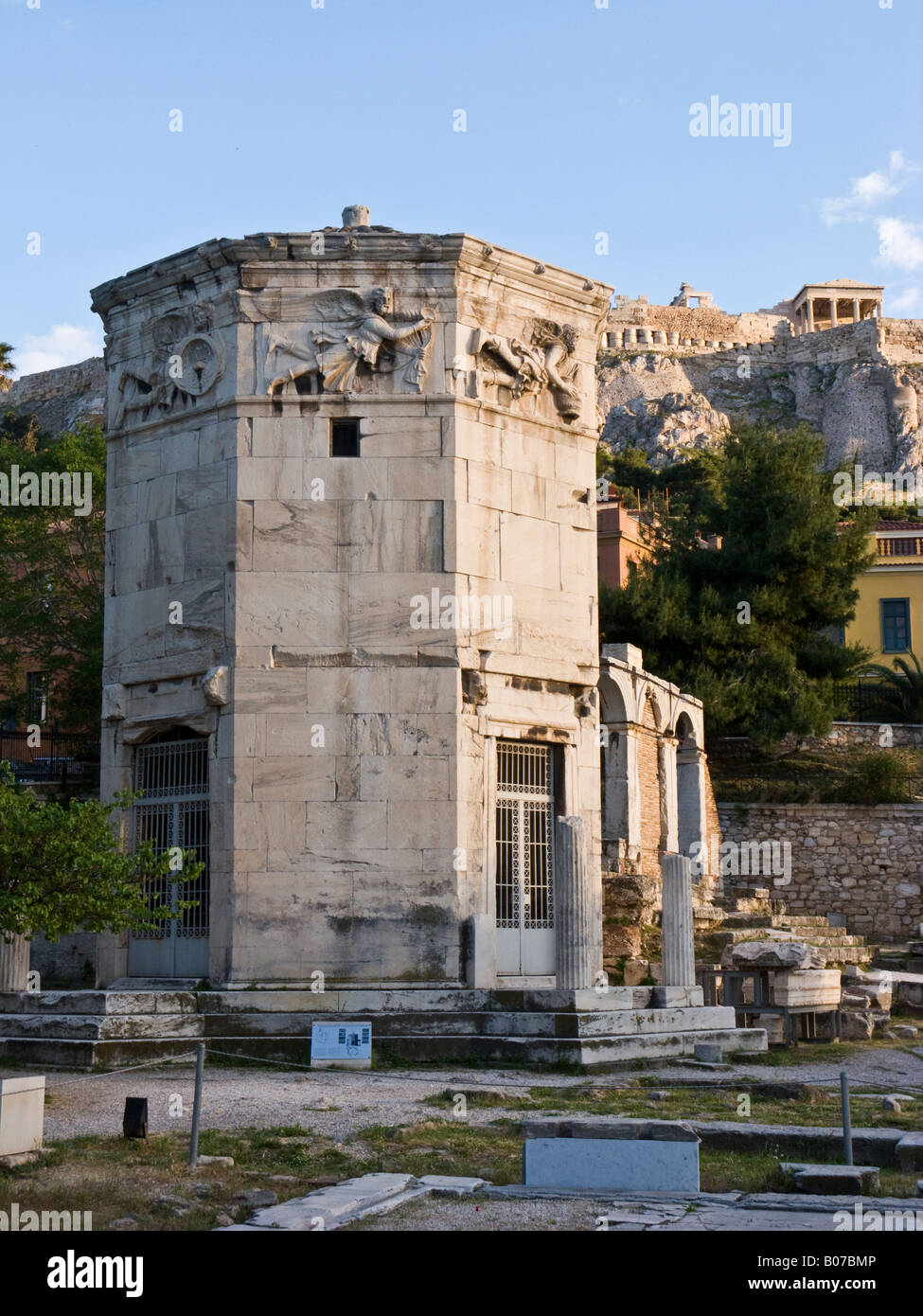 Tour des Vents, Athènes, Grèce, avec l'Acropole, dans l'arrière-plan Banque D'Images