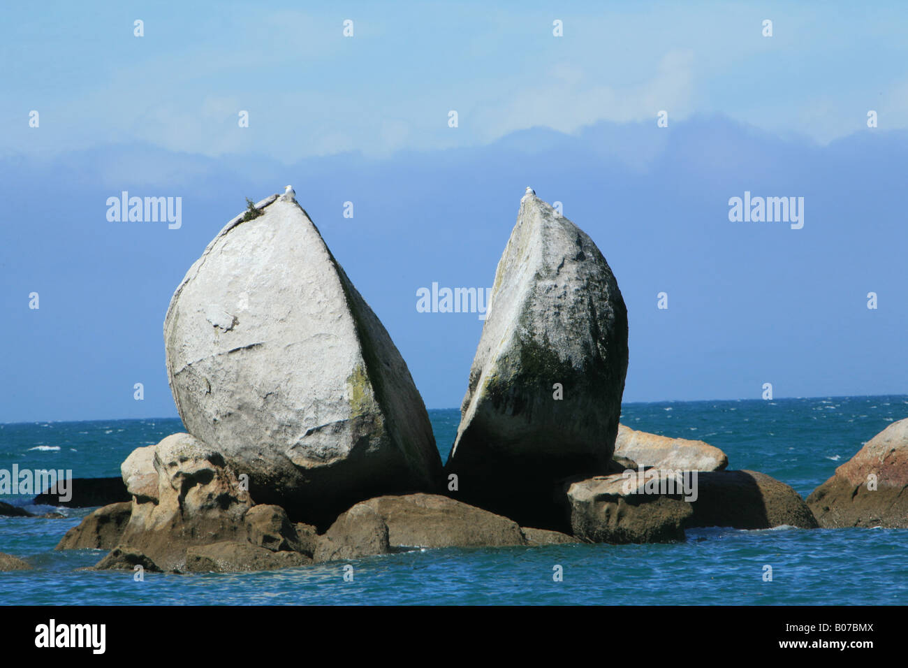 Split Rock apple dans la mer au nord de Kaiteriteri - parc national Abel Tasman Banque D'Images