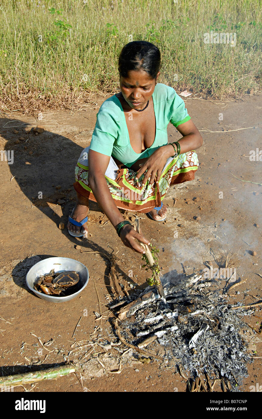 Les crabes de torréfaction femme à l'air libre. Thakkar tribe Banque D'Images