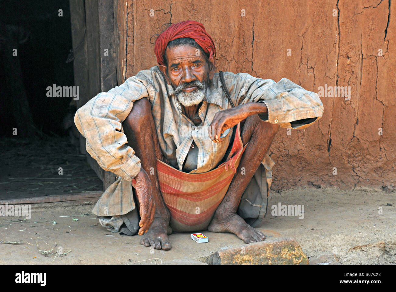 Vieil homme fumant du bidi, une cigarette indienne faite de feuilles de tabac ou de feuilles de beedi. La tribu Thakkar visages ruraux de l'Inde Banque D'Images