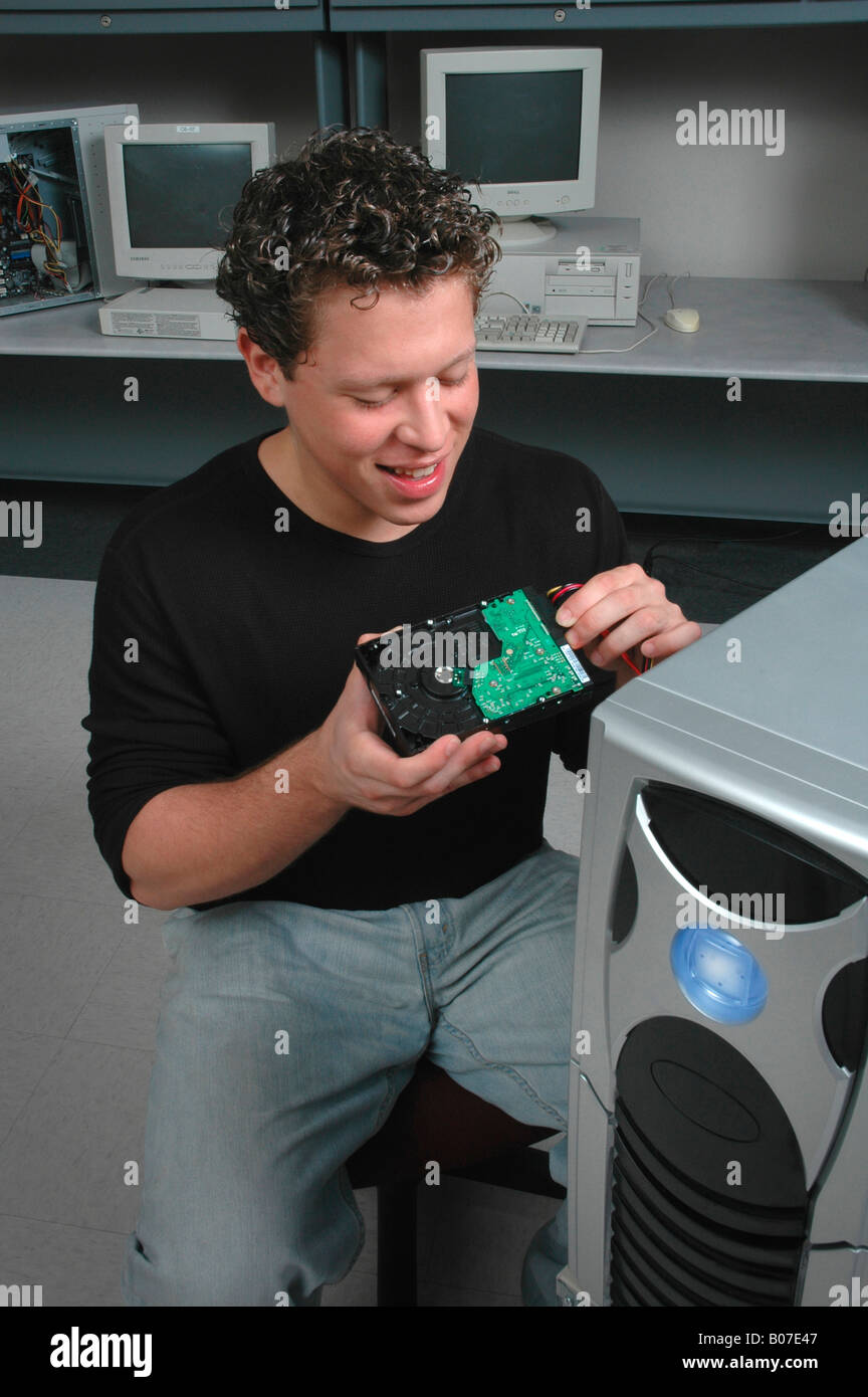 Technicien de réparation de service et de l'examen de la réparation d'un disque dur à un serveur informatique Banque D'Images