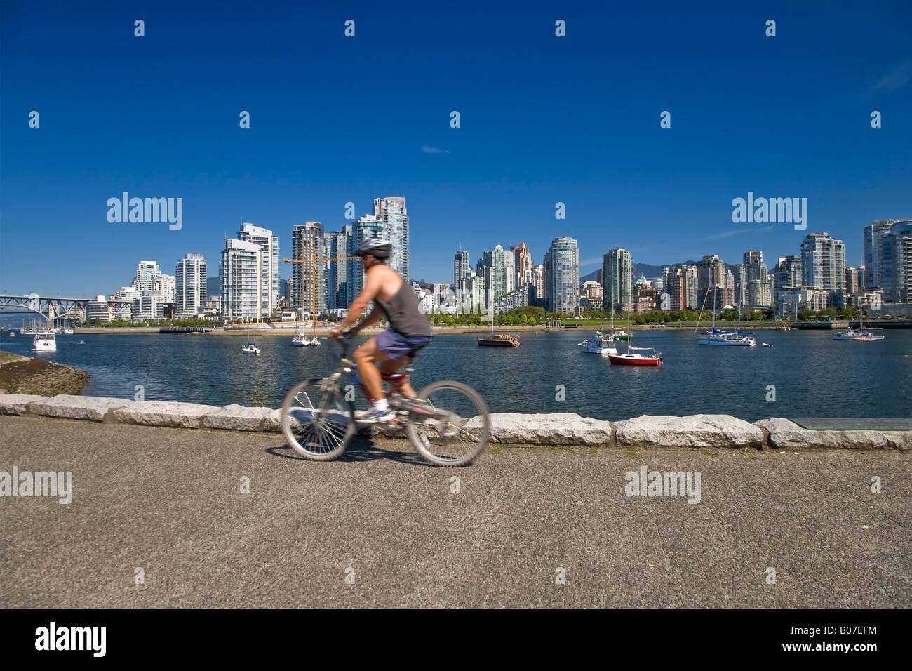 Les gens à vélo dans le parc Charleson le long de False Creek, Vancouver, British Columbia, Canada Banque D'Images