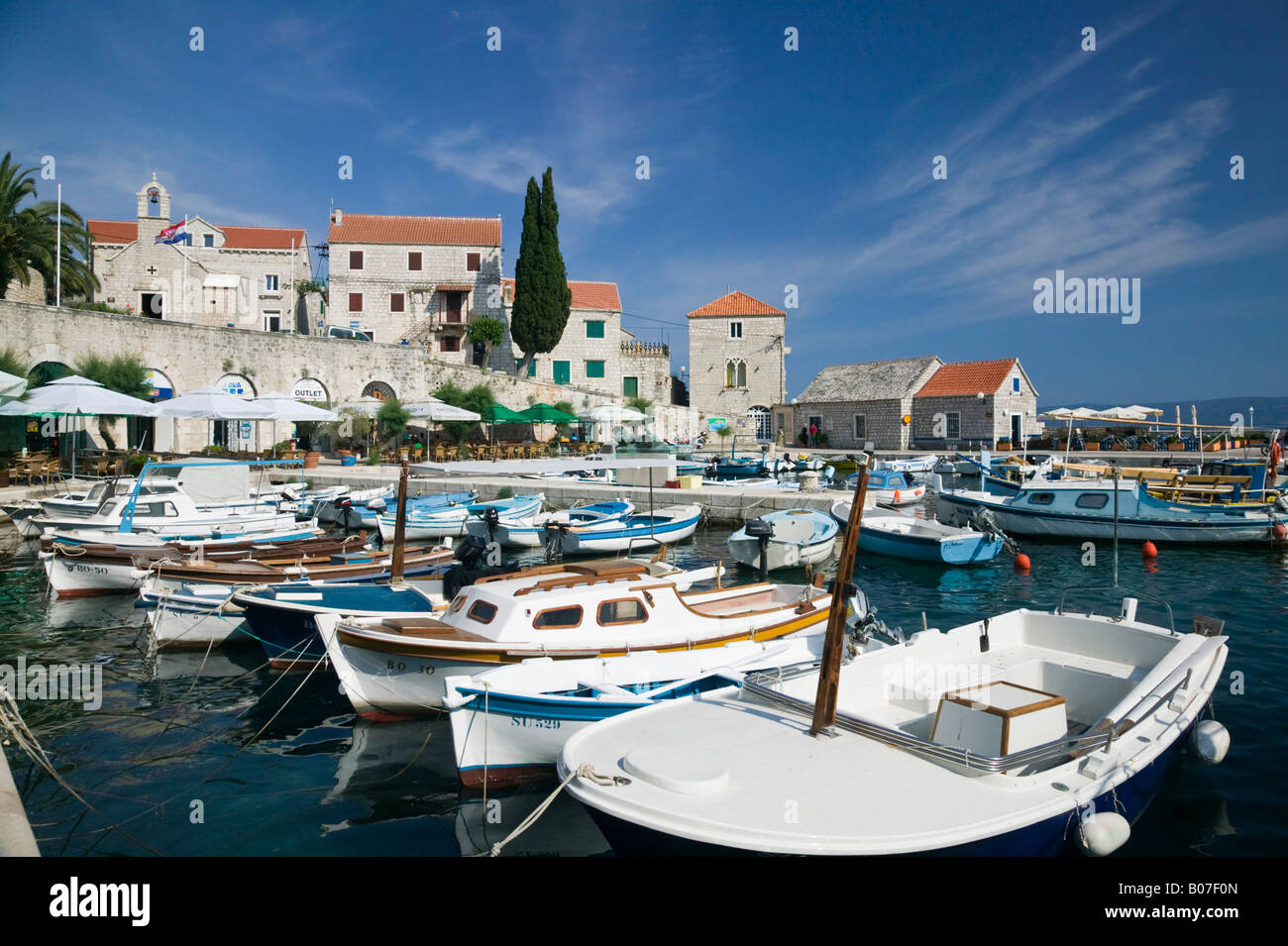 Croatie, Dalmatie Centrale, l'île de Brac, Supetar, port d'accueil Banque D'Images