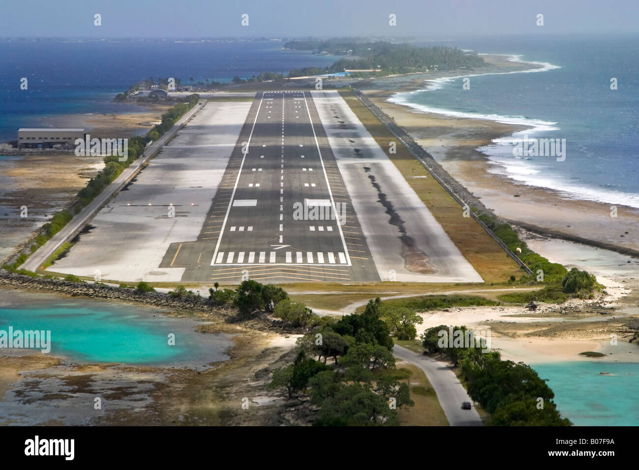 La piste de l'Aéroport International d'Amata Kabua Majuro (Îles Marshall) Banque D'Images