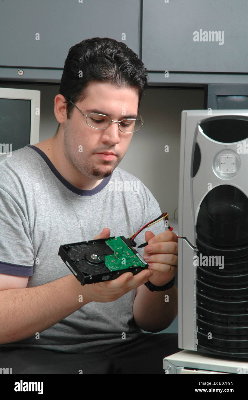 L'examen de technicien et maintenance d'un serveur informatique composant disque dur Banque D'Images