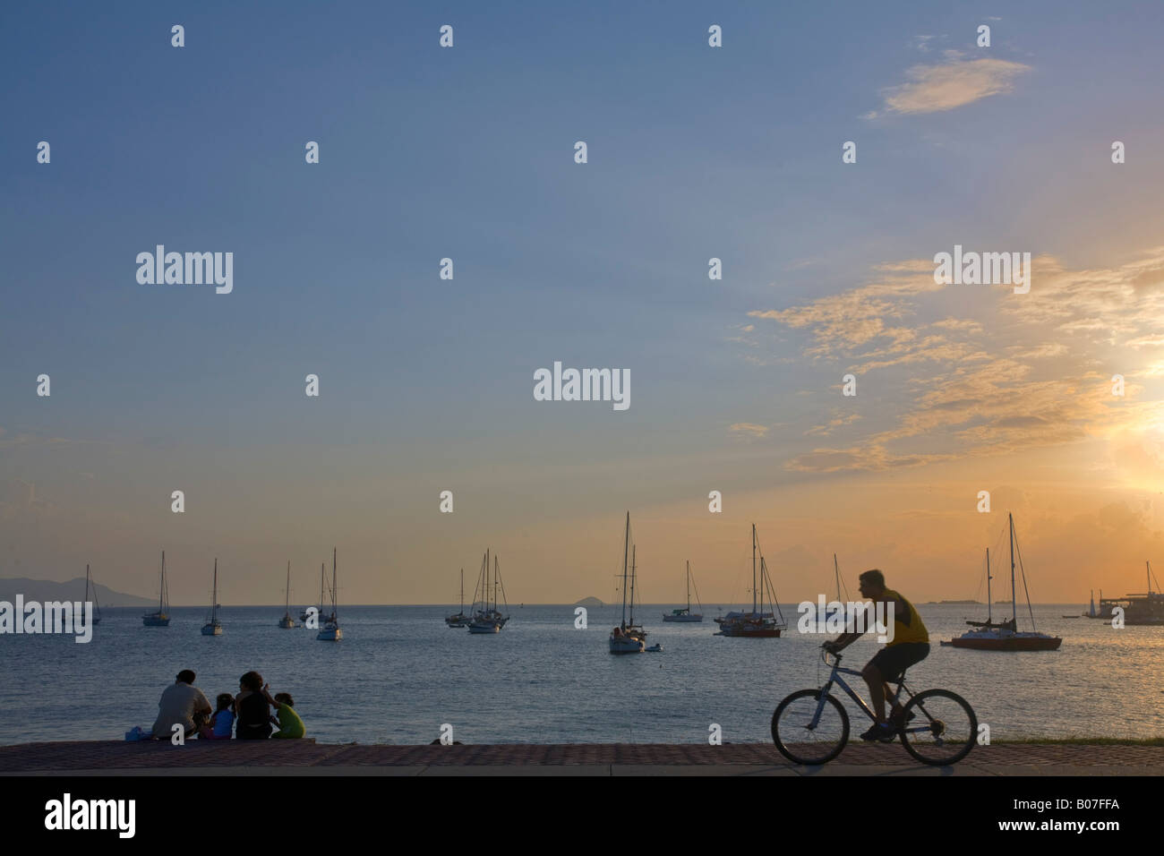 Panama, Panama City, Man rides vélo le long de la Chaussée d'Amador au coucher du soleil Banque D'Images