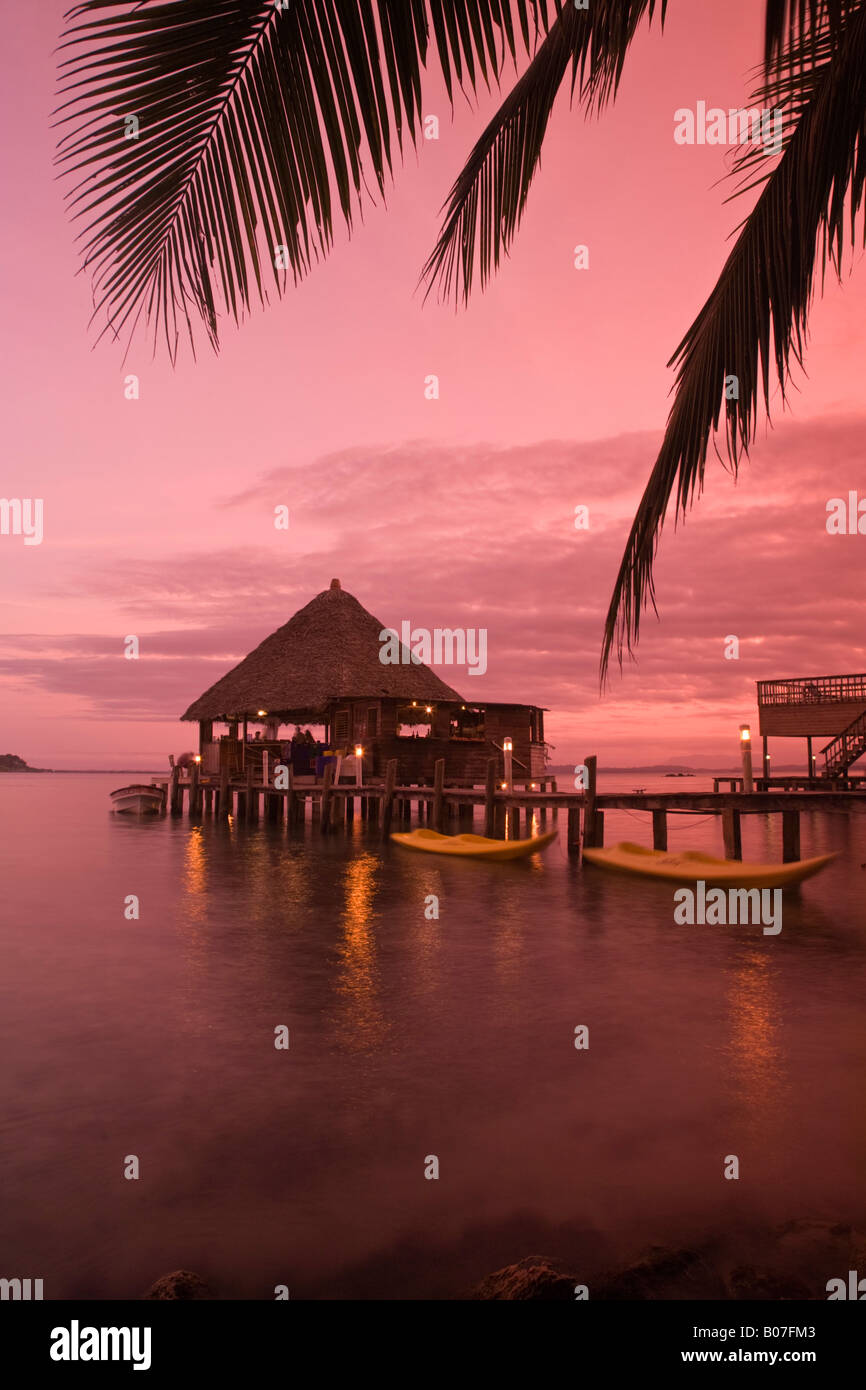 Panama, Bocas del Toro Province, l'île de Carenero (Isla Carenero), mariné Parrot restaurant and bar reflète dans ocean at sunset Banque D'Images