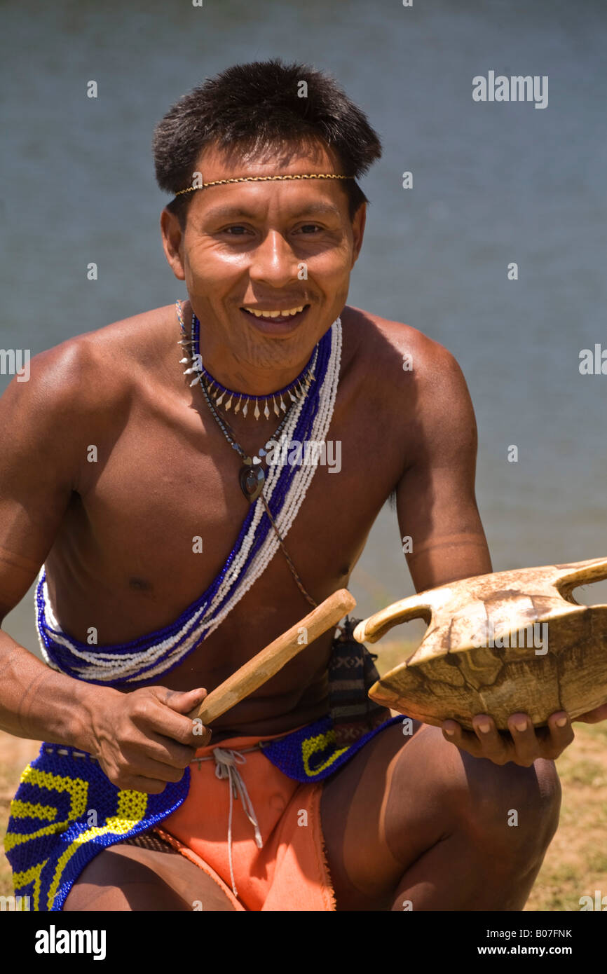 Panama, rivière Chagres, Village Embera, homme jouant d'un instrument ...