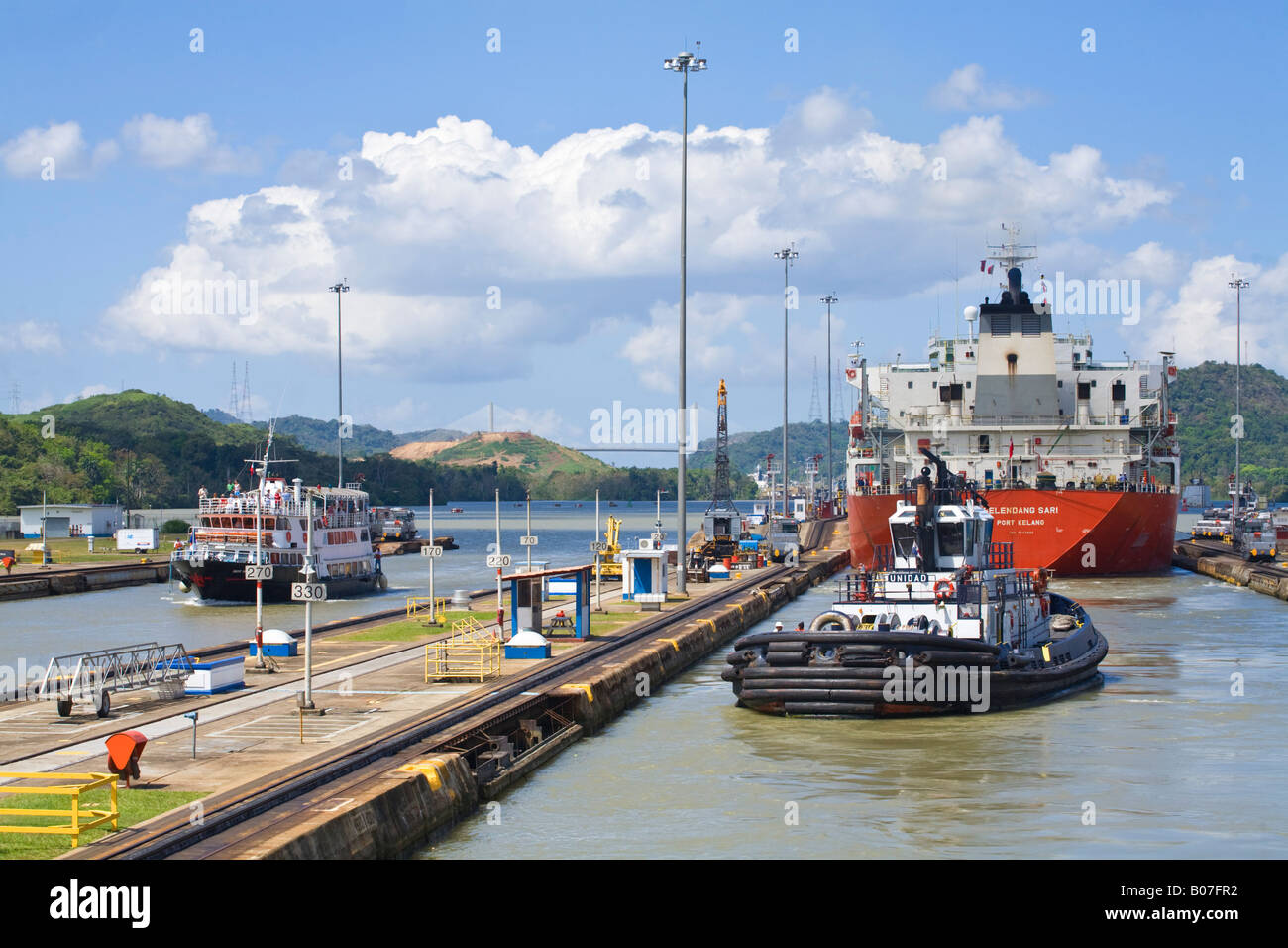 Canal de Panama, Panama, remorqueur escortant un pétrolier à travers écluses Miraflores Banque D'Images