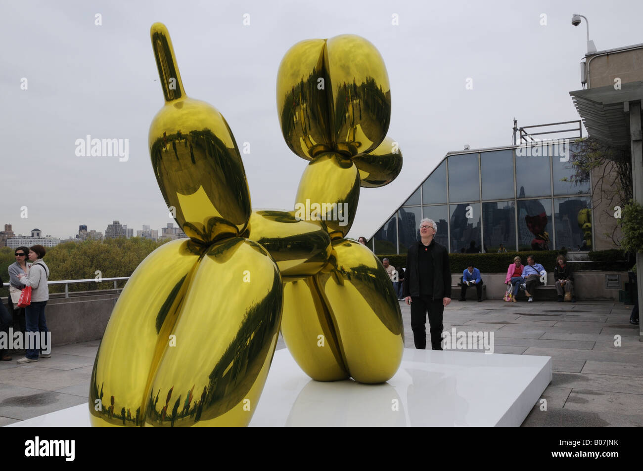 Un chien de Jeff Koons sur le toit du Metropolitan Museum of Art de New York. Banque D'Images