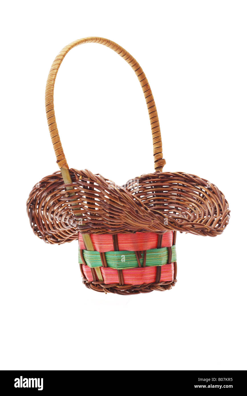 Panier cadeau en osier vide sur fond blanc Banque D'Images