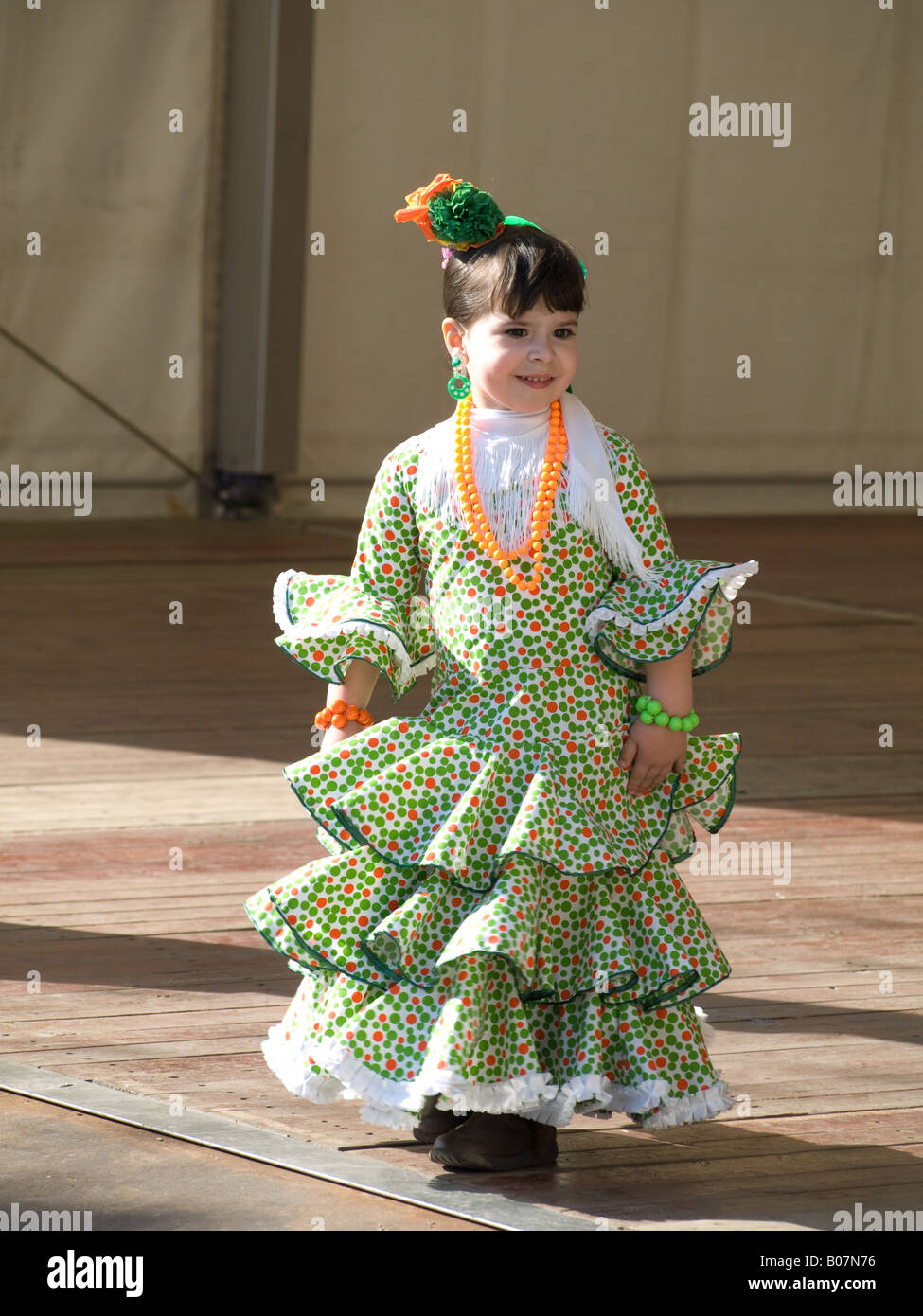 L'Espagnol petite fille en robe traditionnelle andalouse à la foire d'avril  à Barcelone Photo Stock - Alamy