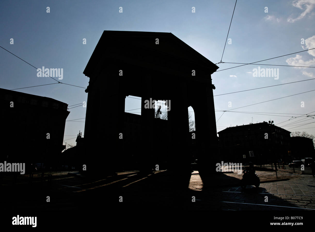 Silhouette de Porta Ticinese sur Piazza XXIV Maggio Milan Italie Banque D'Images