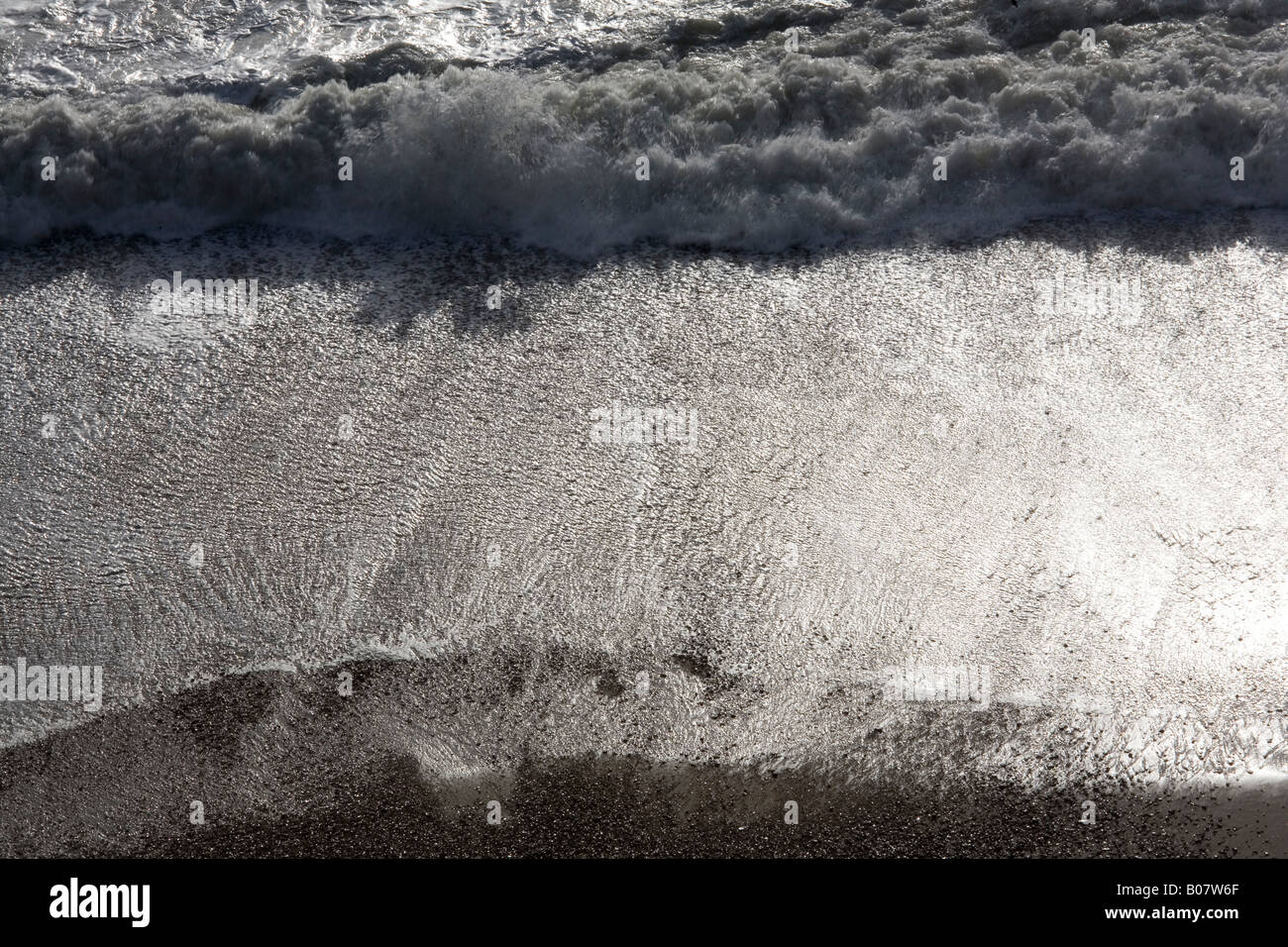 Voir d'Hengistbury Head de vagues se brisant sur la plage de Southbourne Dorset UK Banque D'Images