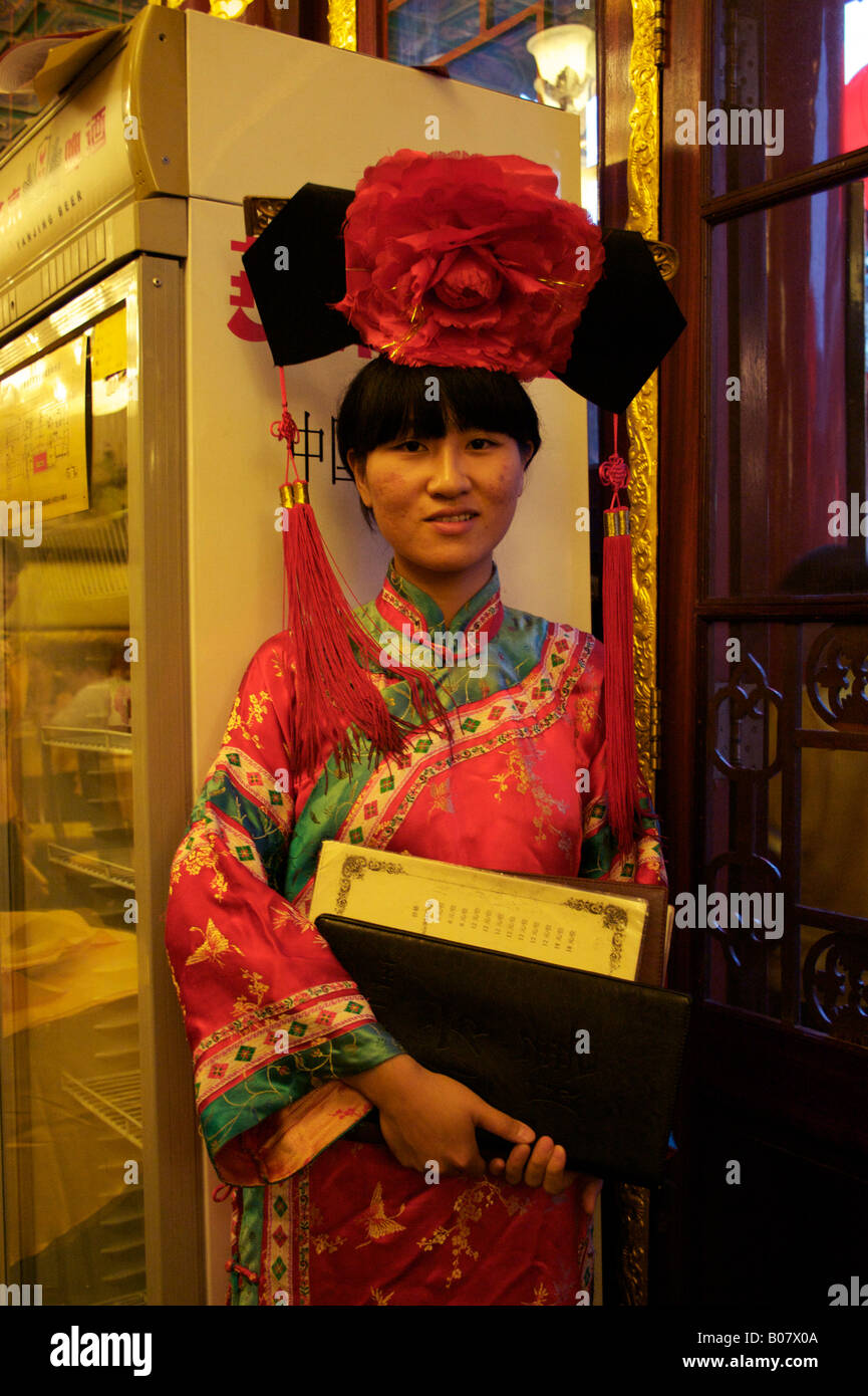 Une hôtesse est titulaire d'un menu en Fang Shan restaurant qui servait de la nourriture à la famille royale d'Yilantang Beiji Bei Hai Park Banque D'Images