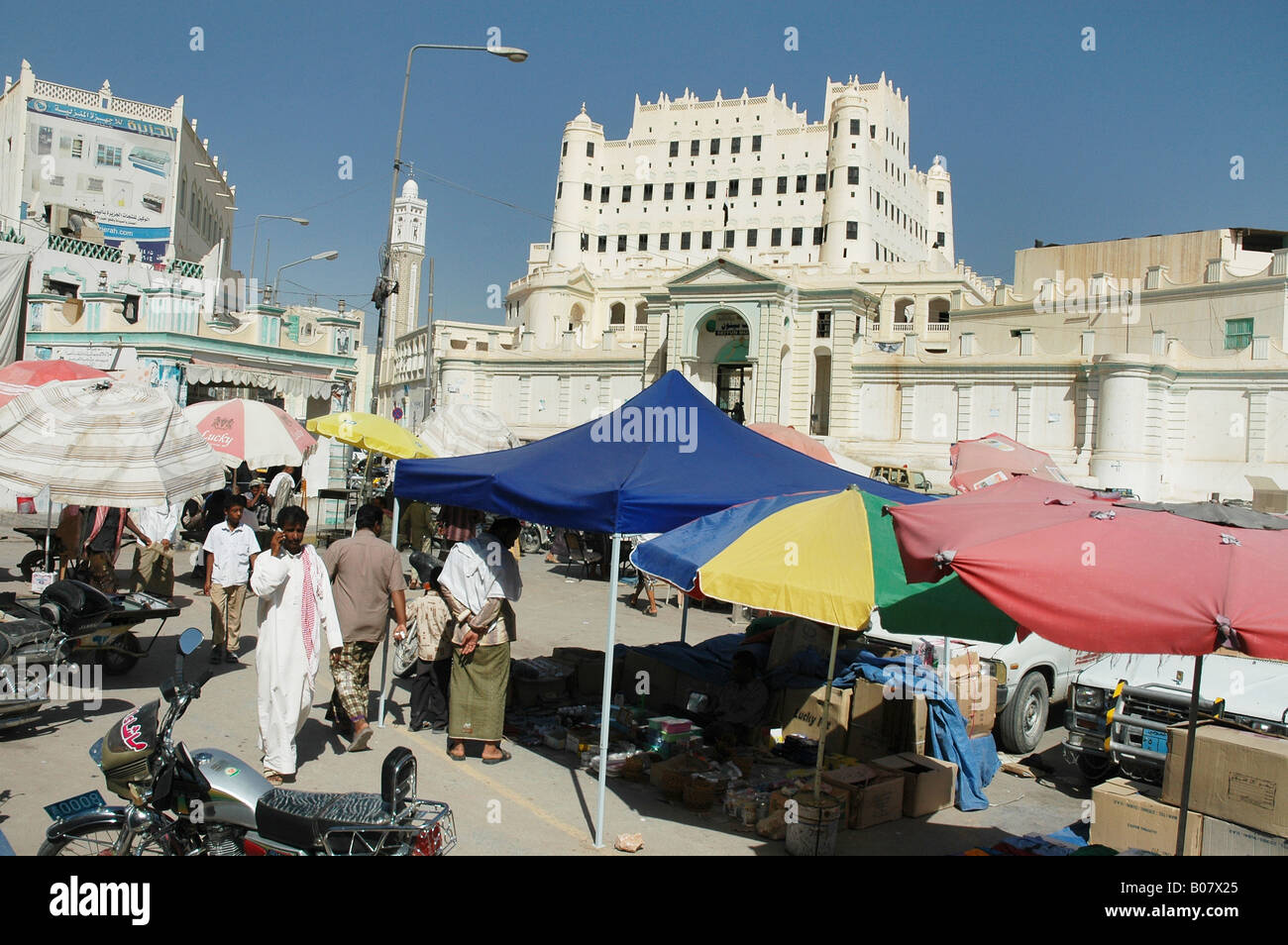 Dans Seiyoun, capitale de la région du Yémen Hadhramawt, le palais du Sultan, maintenant un musée, brille au-dessus d'un marché Banque D'Images