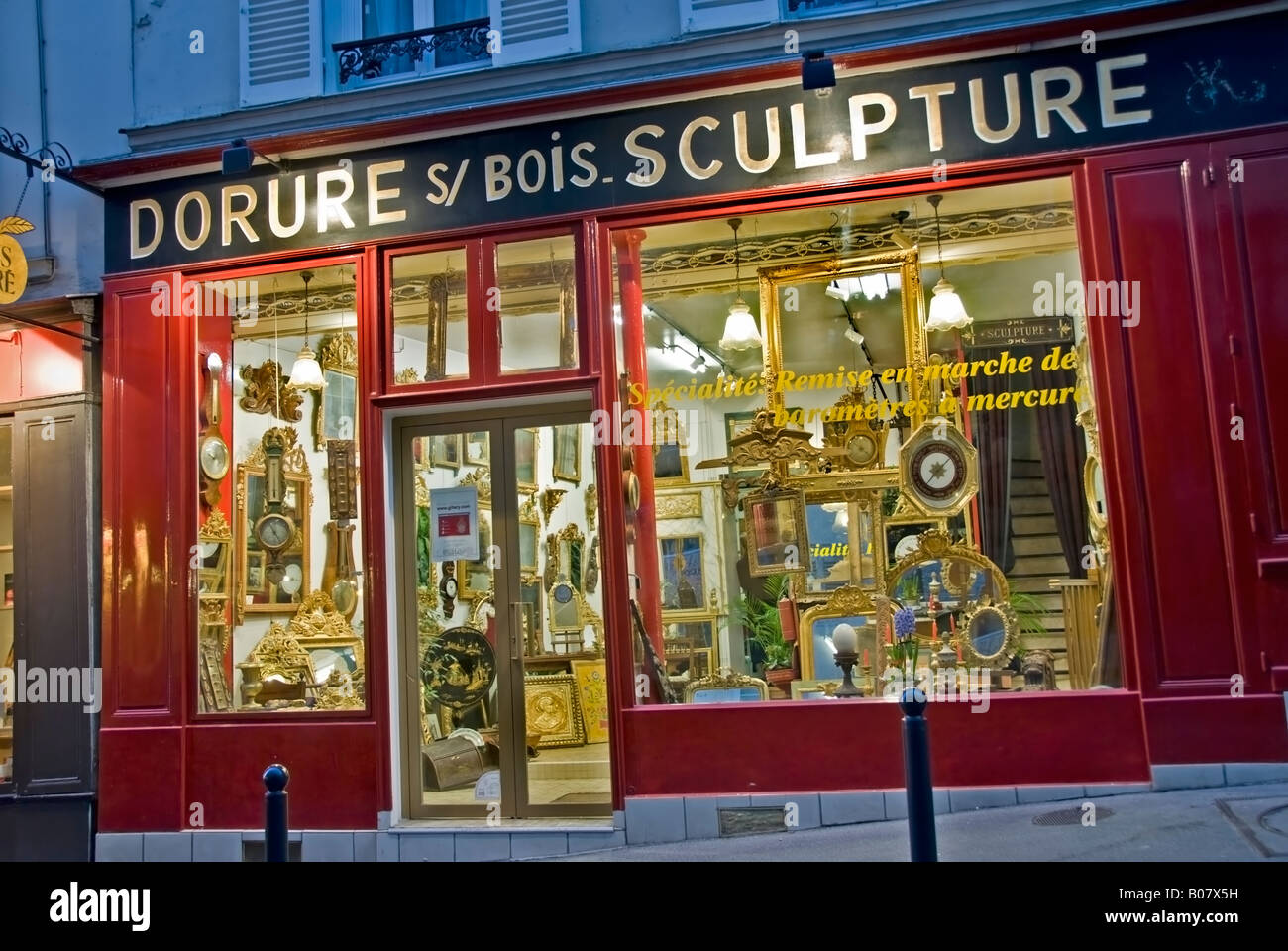 Paris France, boutique de cadrage d'images à Montmartre, ancienne boutique française, illuminée la nuit 'Dorure sous Bois Sculpture', boutique d'époque Front Banque D'Images