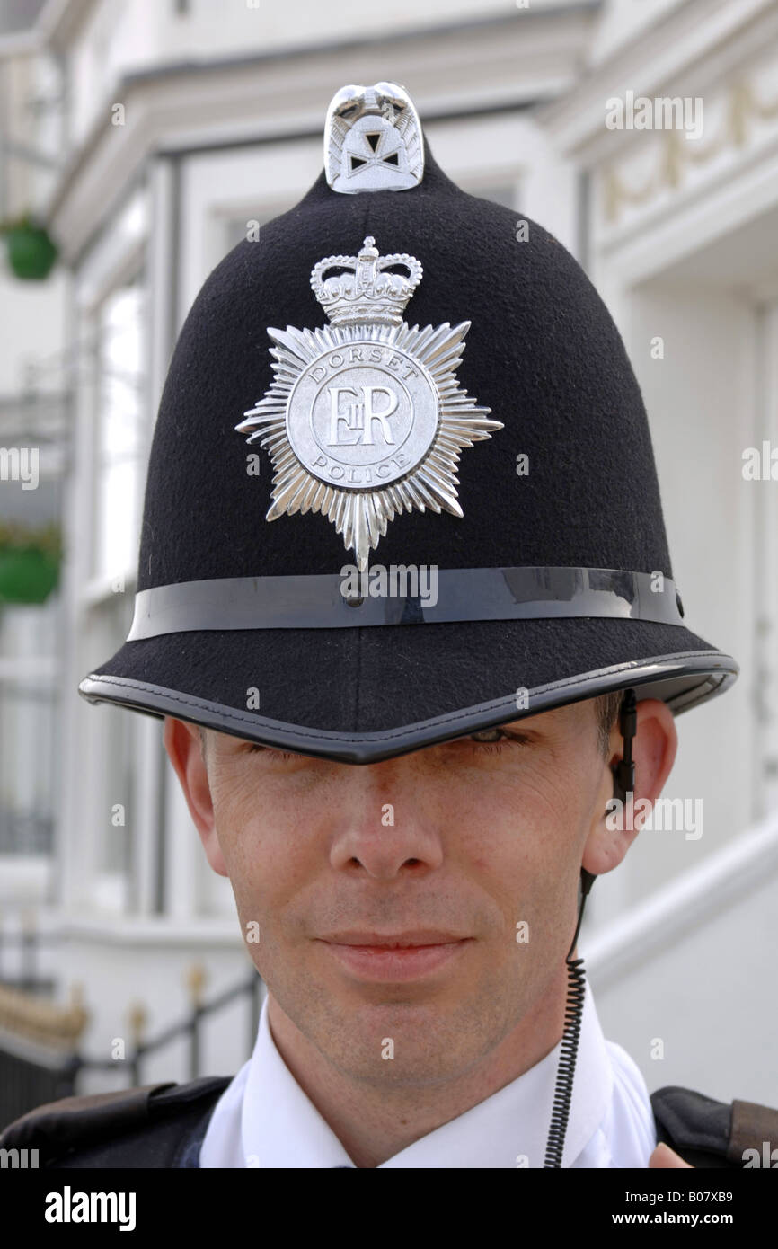 Vue Portrait d'un agent de police britannique portant le casque  traditionnel bobby s Photo Stock - Alamy