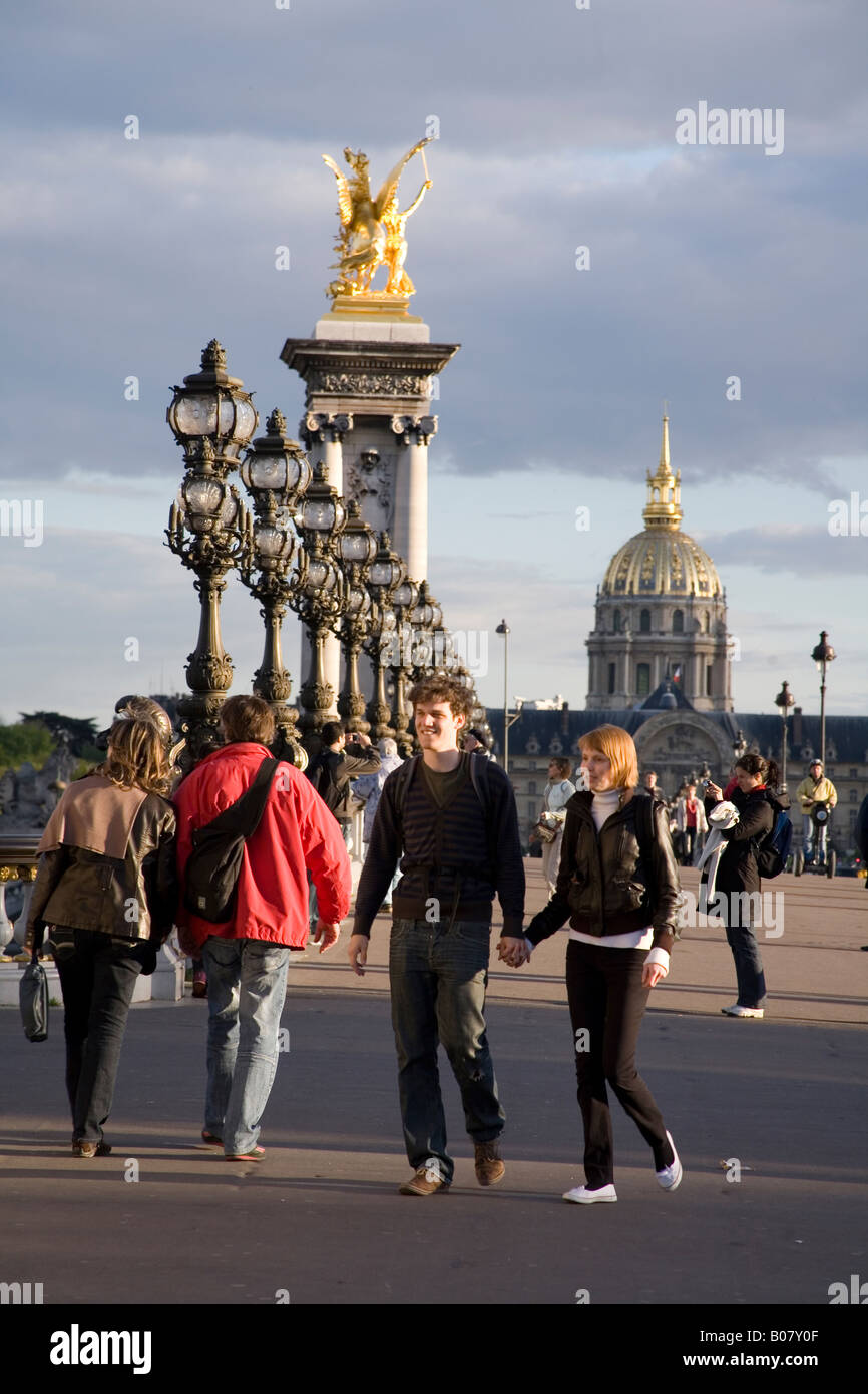 Le Pont Alexandre III bridgewith l'Hôtel des Invalides dans l'arrière-plan Paris, France Banque D'Images