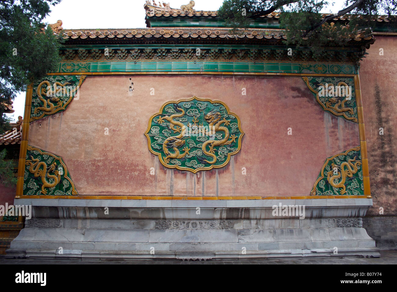 Un mur de carreaux de céramique représentant deux dragons l'Forbidden City Beijing Chine Banque D'Images