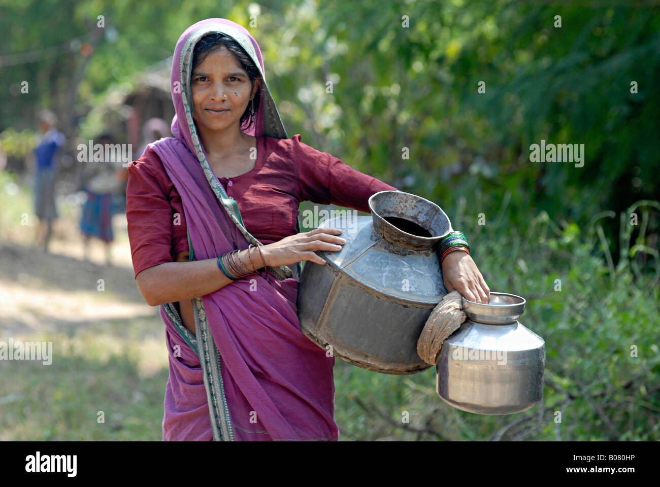 Woman posing with empty vessels. Pawara tribe Banque D'Images