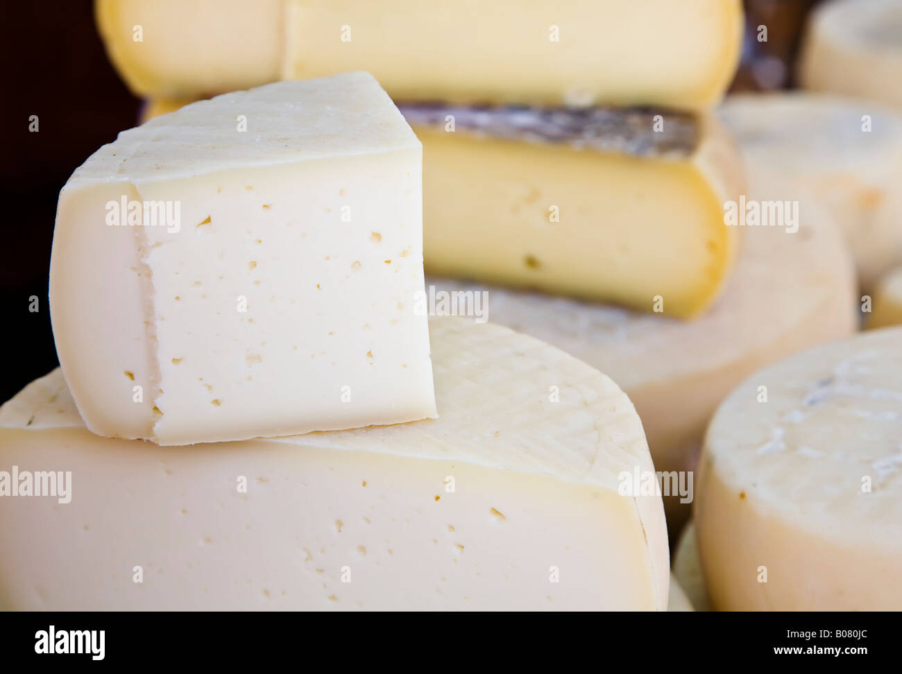 Hand made des fromages locaux Flor de Guia fabriqués à partir de lait de chèvre et brebis vendus au marché de dimanche Teror' 'Gran Canaria Espagne Banque D'Images