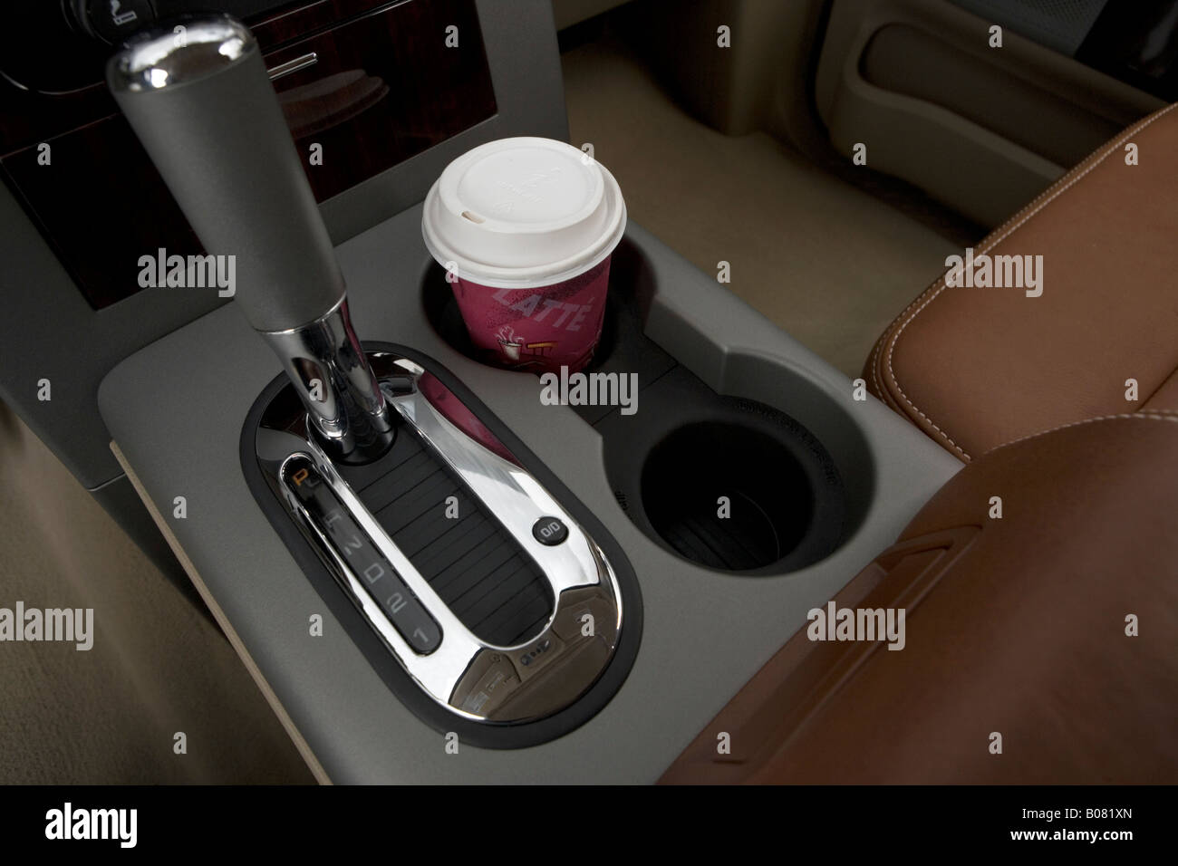 2008 Ford F-150 Lariat King Ranch en rouge - Support de tasse avec Prop Banque D'Images