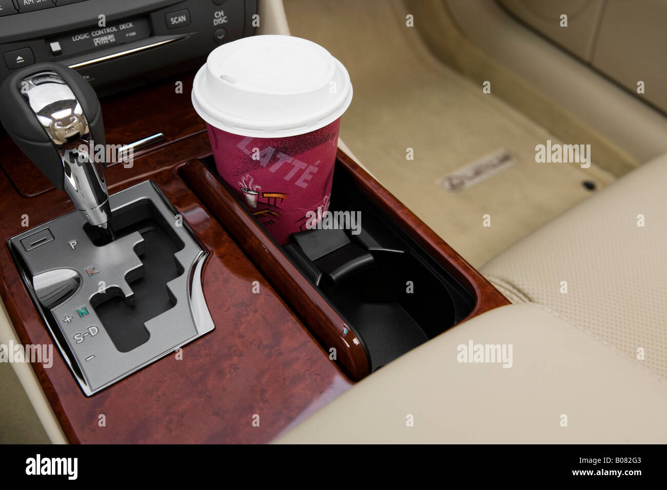 2008 Lexus GS GS350 en rouge - Support de tasse avec Prop Banque D'Images