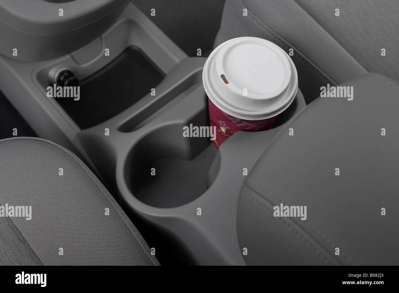 2008 Kia Rondo LX en rouge - Support de tasse avec Prop Banque D'Images