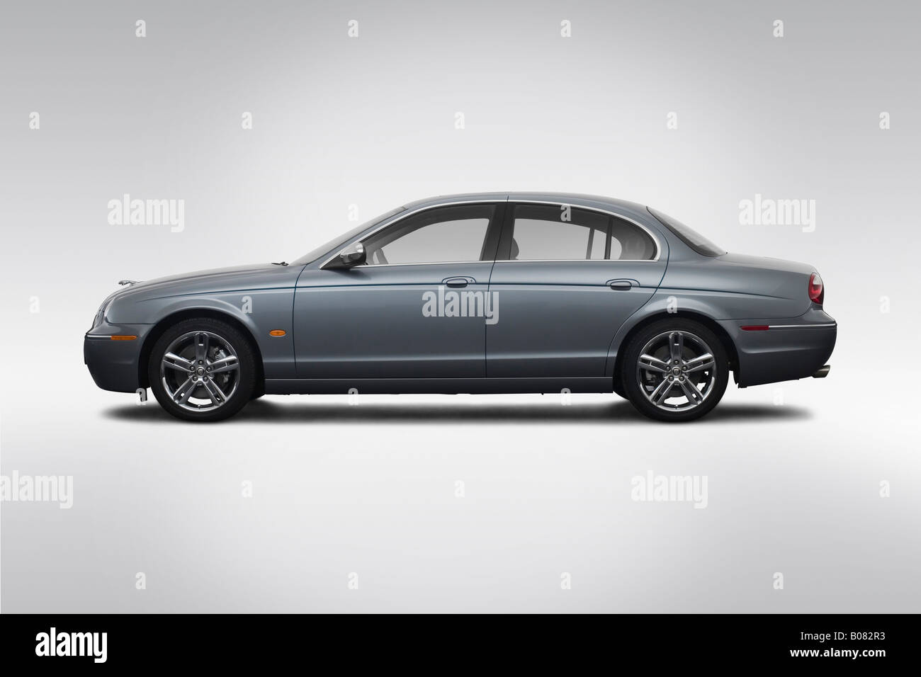 2008 Jaguar S-Type 4.2L en gris - Pilotes Portrait Banque D'Images