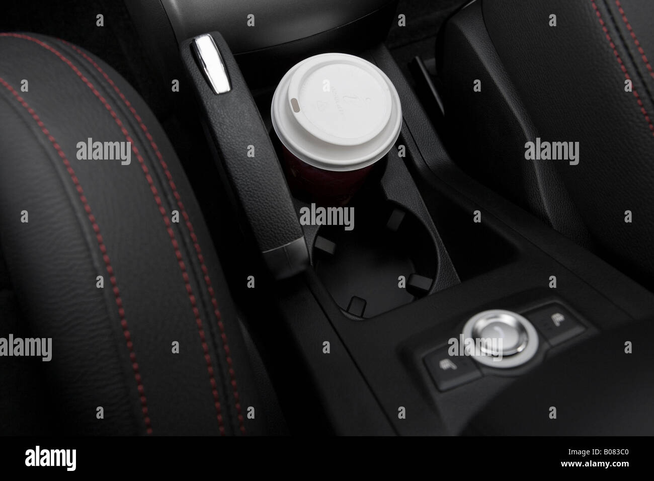 2008 Saturn VUE Red Line en bleu - Support de tasse avec Prop Banque D'Images