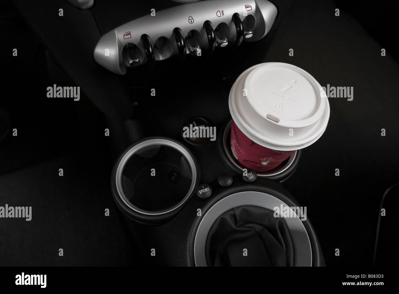 2008 Mini Cooper dans rouge - Support de tasse avec Prop Banque D'Images