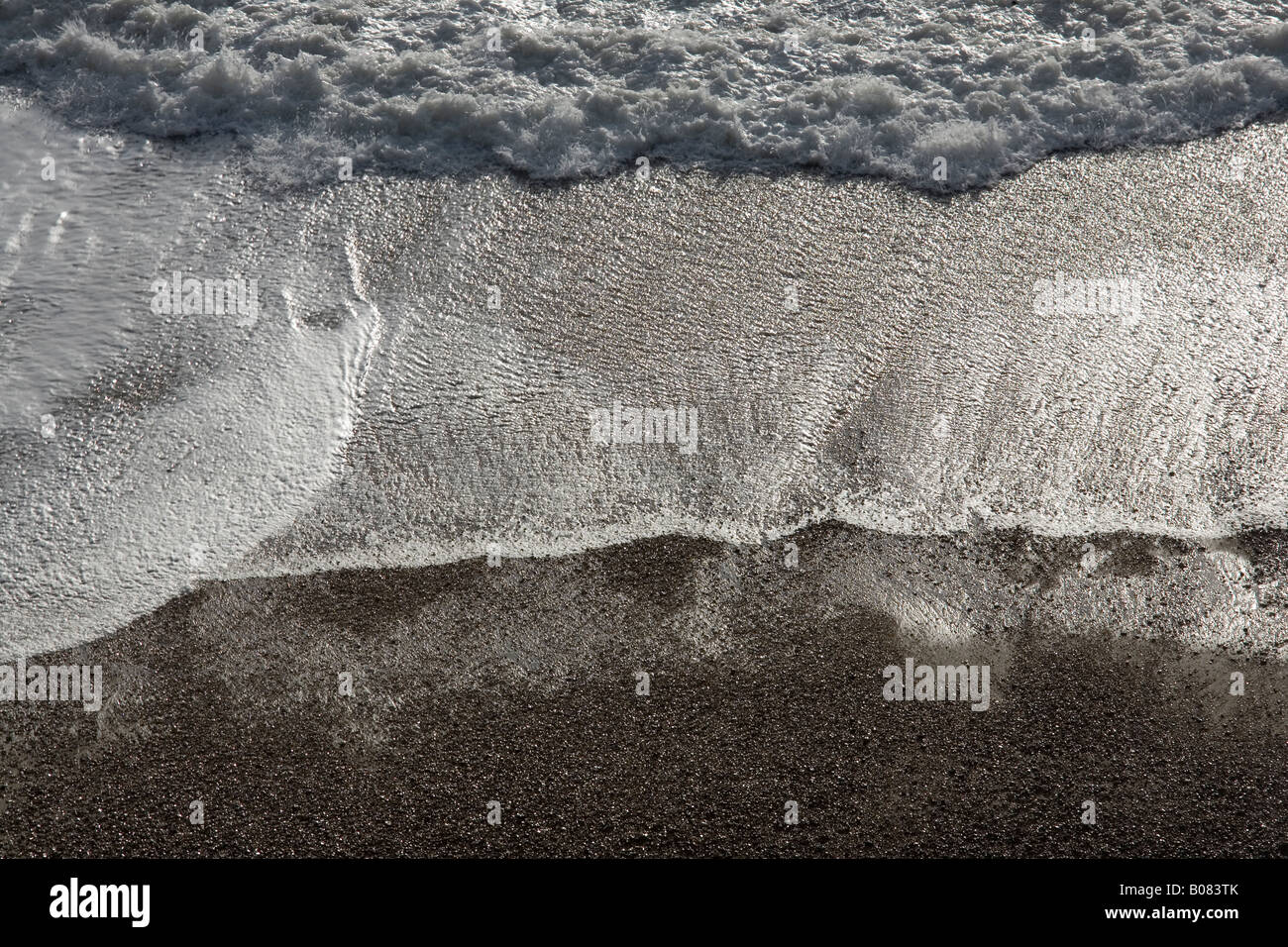 Voir d'Hengistbury Head de vagues se brisant sur la plage de Southbourne Dorset UK Banque D'Images