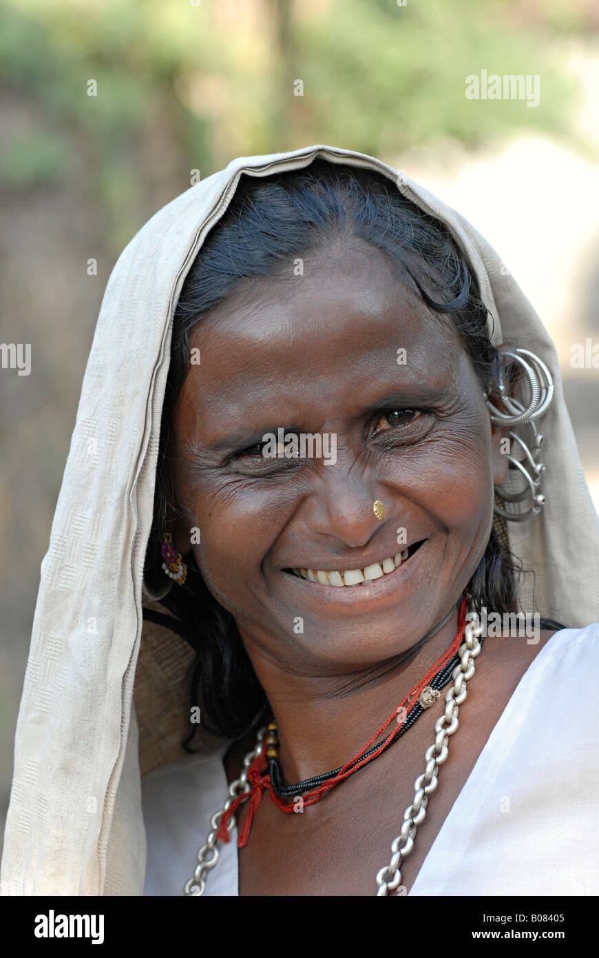 Gros plan d'une femme portant des bijoux traditionnels. La tribu de Bhil. Visages ruraux de l'Inde Banque D'Images